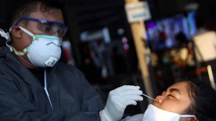 Tes Massal COVID-19 Penumpang KRL Pemerintah Kota Bekasi menggelar tes massal corona terhadap penumpang KRL di Stasiun Bekasi. Tes kali ini menggunakan alat yang lebih akurat berupa polymerase chain reaction (PCR). Agung Pambudhy/Detikcom.
1. Penumpang Commuter line mengikuti test massal COVID 19 dengan metode polymerase chain reaction (PCR) di Stasiun Bekasi, Jawa Barat, Selasa (5/5/2020).
2. Sebanyak 300 penumpang kereta dipilih secara random mengikuti tes ini.
3. Metode tes PCR adalah mengetes spesimen yang diambil dari dahak di dalam tenggorokan dan hidung lalu diswab.
4. Tes ini dianggap paling akurat dibandingkan rapid test yang hanya untuk mendeteksi reaksi imun dalam tubuh.
5. Data terkini kasus positif Covid-19 di Kota Bekasi telah mencapai 249 orang. Pasien sembuh corona 126, dalam perawatan 95, sedangkan meninggal 28 orang.
6. Test ini dibantu petugas dari RSUD Kota Bekasi dan Dinkes Kota Bekasi.
7. Sebelum masuk ke stasiun, penumpang lebih dulu menjalai tes PCR secara acak. Setelah itu, sampel lemdir dari hidung akan diuji di Labiratorium Kesehatan Kota Bekasi.
8. Hasil pemeriksaan ini diharapkan memberi gambaran kondisi penumpang ‎KRL apakah ada yang terpapar COVID-19 atau tidak.
9. Sebelumnya di KRL ada tiga orang yang dinyatakan positif virus COVID-19 berdasarkan hasil test swab PCR yang dilakukan pada 325 calon‎ penumpang dan petugas KAI di Stasiun Bogor.
10. Sejumlah kepala daerah meminta pemerintah pusat untuk menstop operasional KRL guna menghambat penyebaran virus COVID-19
11. Hingga 4 Mei 2020 di Indonesia terdapat 11.587 kasus COVID-19 dengan kasus kematian 864 meninggal dan 1.954 sembuh.
12. Sampai kemarin pemerintah telah menguji 112.965 spesimen dari 83.012 orang di 46 laboratorium.
