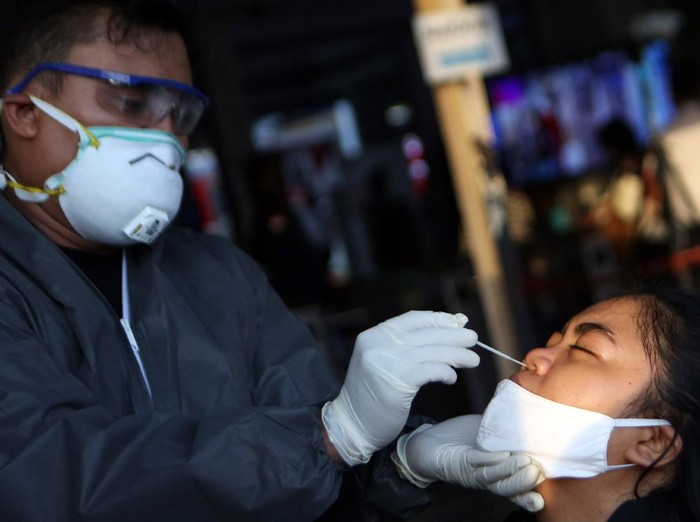 Pemerintah Kota Bekasi menggelar tes massal corona terhadap penumpang KRL di Stasiun Bekasi. Tes kali ini menggunakan alat yang lebih akurat berupa polymerase chain reaction (PCR). Agung Pambudhy/Detikcom. 

1. Penumpang Commuter line mengikuti test massal COVID 19 dengan metode polymerase chain reaction (PCR) di Stasiun Bekasi, Jawa Barat, Selasa (5/5/2020).
2. Sebanyak 300 penumpang kereta dipilih secara random mengikuti tes ini. 
3. Metode tes PCR adalah mengetes spesimen yang diambil dari dahak di dalam tenggorokan dan hidung lalu diswab. 
4. Tes ini dianggap paling akurat dibandingkan rapid test yang hanya untuk mendeteksi reaksi imun dalam tubuh.
5. Data terkini kasus positif Covid-19 di Kota Bekasi telah mencapai 249 orang. Pasien sembuh corona 126, dalam perawatan 95, sedangkan meninggal 28 orang.
6. Test ini dibantu petugas dari RSUD Kota Bekasi dan Dinkes Kota Bekasi.
7. Sebelum masuk ke stasiun, penumpang lebih dulu menjalai tes PCR secara acak. Setelah itu, sampel lemdir dari hidung akan diuji di Labiratorium Kesehatan Kota Bekasi.
8. Hasil pemeriksaan ini diharapkan memberi gambaran kondisi penumpang ‎KRL apakah ada yang terpapar COVID-19 atau tidak.
9. Sebelumnya di KRL ada tiga orang yang dinyatakan positif virus COVID-19 berdasarkan hasil test swab PCR yang dilakukan pada 325 calon‎ penumpang dan petugas KAI di Stasiun Bogor. 
10. Sejumlah kepala daerah meminta pemerintah pusat untuk menstop operasional KRL guna menghambat penyebaran virus COVID-19
11. Hingga 4 Mei 2020 di Indonesia terdapat 11.587 kasus COVID-19 dengan kasus kematian 864 meninggal dan 1.954 sembuh.
12. Sampai kemarin pemerintah telah menguji 112.965 spesimen dari 83.012 orang di 46 laboratorium.