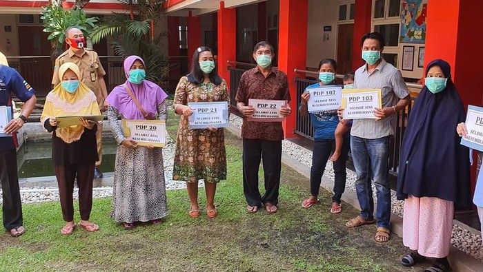 Video pemulangan pasien positif Corona dan pasien dalam pengawasan (PDP) yang sembuh beredar di media sosial. Belasan pasien tersebut dipulangkan dari RSUD Sidoarjo.
