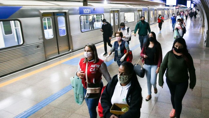 Seorang penumpang dengan mengenakan masker berjalan di stasiun kereta bawah tanah di tengah-tengah pandemi COVID-19 pada 4 Mei 2020 di Sao Paulo, Brasil.