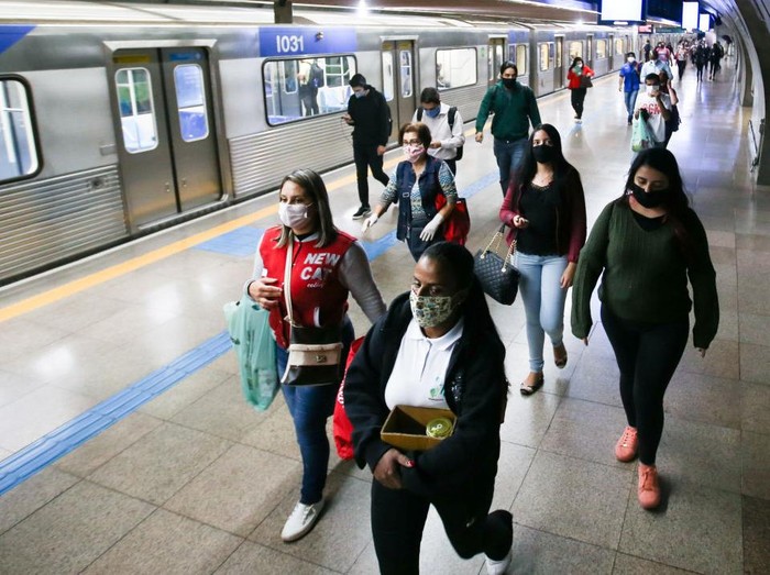 Seorang penumpang dengan mengenakan masker berjalan di stasiun kereta bawah tanah di tengah-tengah pandemi COVID-19 pada 4 Mei 2020 di Sao Paulo, Brasil.