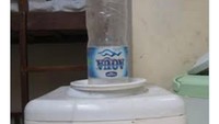 Ada netizen yang bertanya, Raffi Ahmad pernah isi galon pakai air mineral botol nggak ya?  Foto: twitter
