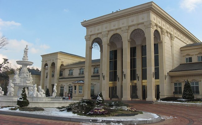 Digambarkan sebagai rumah orang paling kaya di Korea Selatan, rumah Gu Jun Pyo di drama Boys Over Flower memang terlihat sangat mewah. Seperti dikutip dari Soompi, rumah ini memiliki luas hingga 3.700 meter per segi. Semakin mewah dengan ornamen daun emas, marmer, granit, barang-barang antik dan lukisan terkenal. Foto: Istimewa