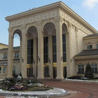 Digambarkan sebagai rumah orang paling kaya di Korea Selatan, rumah Gu Jun Pyo di drama Boys Over Flower memang terlihat sangat mewah. Seperti dikutip dari Soompi, rumah ini memiliki luas hingga 3.700 meter per segi. Semakin mewah dengan ornamen daun emas, marmer, granit, barang-barang antik dan lukisan terkenal. Foto: Istimewa