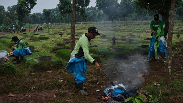 Penggali kubur untuk korban virus Corona disiagakan di TPU. Mereka dengan sigap menggali liang lahat saat ada jenazah yang akan dimakamkan. Begini potretnya.