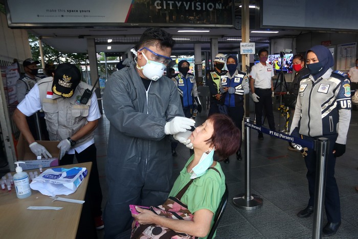 Tes Massal COVID-19 Penumpang KRL Pemerintah Kota Bekasi menggelar tes massal corona terhadap penumpang KRL di Stasiun Bekasi. Tes kali ini menggunakan alat yang lebih akurat berupa polymerase chain reaction (PCR). Agung Pambudhy/Detikcom.
1. Penumpang Commuter line mengikuti test massal COVID 19 dengan metode polymerase chain reaction (PCR) di Stasiun Bekasi, Jawa Barat, Selasa (5/5/2020).
2. Sebanyak 300 penumpang kereta dipilih secara random mengikuti tes ini.
3. Metode tes PCR adalah mengetes spesimen yang diambil dari dahak di dalam tenggorokan dan hidung lalu diswab.
4. Tes ini dianggap paling akurat dibandingkan rapid test yang hanya untuk mendeteksi reaksi imun dalam tubuh.
5. Data terkini kasus positif Covid-19 di Kota Bekasi telah mencapai 249 orang. Pasien sembuh corona 126, dalam perawatan 95, sedangkan meninggal 28 orang.
6. Test ini dibantu petugas dari RSUD Kota Bekasi dan Dinkes Kota Bekasi.
7. Sebelum masuk ke stasiun, penumpang lebih dulu menjalai tes PCR secara acak. Setelah itu, sampel lemdir dari hidung akan diuji di Labiratorium Kesehatan Kota Bekasi.
8. Hasil pemeriksaan ini diharapkan memberi gambaran kondisi penumpang βKRL apakah ada yang terpapar COVID-19 atau tidak.
9. Sebelumnya di KRL ada tiga orang yang dinyatakan positif virus COVID-19 berdasarkan hasil test swab PCR yang dilakukan pada 325 calonβ penumpang dan petugas KAI di Stasiun Bogor.
10. Sejumlah kepala daerah meminta pemerintah pusat untuk menstop operasional KRL guna menghambat penyebaran virus COVID-19
11. Hingga 4 Mei 2020 di Indonesia terdapat 11.587 kasus COVID-19 dengan kasus kematian 864 meninggal dan 1.954 sembuh.
12. Sampai kemarin pemerintah telah menguji 112.965 spesimen dari 83.012 orang di 46 laboratorium.