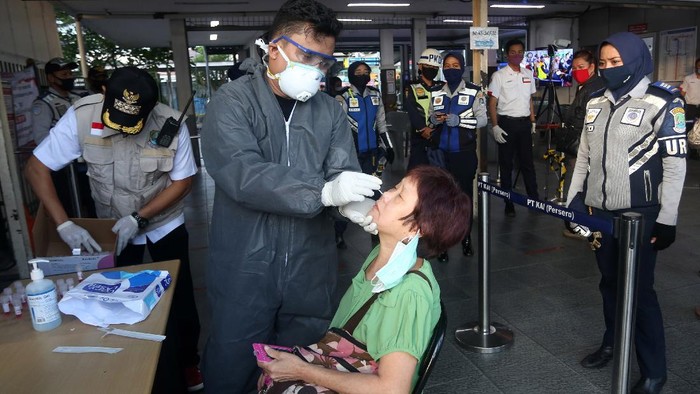 Tes Massal COVID-19 Penumpang KRL Pemerintah Kota Bekasi menggelar tes massal corona terhadap penumpang KRL di Stasiun Bekasi. Tes kali ini menggunakan alat yang lebih akurat berupa polymerase chain reaction (PCR). Agung Pambudhy/Detikcom.
1. Penumpang Commuter line mengikuti test massal COVID 19 dengan metode polymerase chain reaction (PCR) di Stasiun Bekasi, Jawa Barat, Selasa (5/5/2020).
2. Sebanyak 300 penumpang kereta dipilih secara random mengikuti tes ini.
3. Metode tes PCR adalah mengetes spesimen yang diambil dari dahak di dalam tenggorokan dan hidung lalu diswab.
4. Tes ini dianggap paling akurat dibandingkan rapid test yang hanya untuk mendeteksi reaksi imun dalam tubuh.
5. Data terkini kasus positif Covid-19 di Kota Bekasi telah mencapai 249 orang. Pasien sembuh corona 126, dalam perawatan 95, sedangkan meninggal 28 orang.
6. Test ini dibantu petugas dari RSUD Kota Bekasi dan Dinkes Kota Bekasi.
7. Sebelum masuk ke stasiun, penumpang lebih dulu menjalai tes PCR secara acak. Setelah itu, sampel lemdir dari hidung akan diuji di Labiratorium Kesehatan Kota Bekasi.
8. Hasil pemeriksaan ini diharapkan memberi gambaran kondisi penumpang KRL apakah ada yang terpapar COVID-19 atau tidak.
9. Sebelumnya di KRL ada tiga orang yang dinyatakan positif virus COVID-19 berdasarkan hasil test swab PCR yang dilakukan pada 325 calon penumpang dan petugas KAI di Stasiun Bogor.
10. Sejumlah kepala daerah meminta pemerintah pusat untuk menstop operasional KRL guna menghambat penyebaran virus COVID-19
11. Hingga 4 Mei 2020 di Indonesia terdapat 11.587 kasus COVID-19 dengan kasus kematian 864 meninggal dan 1.954 sembuh.
12. Sampai kemarin pemerintah telah menguji 112.965 spesimen dari 83.012 orang di 46 laboratorium.