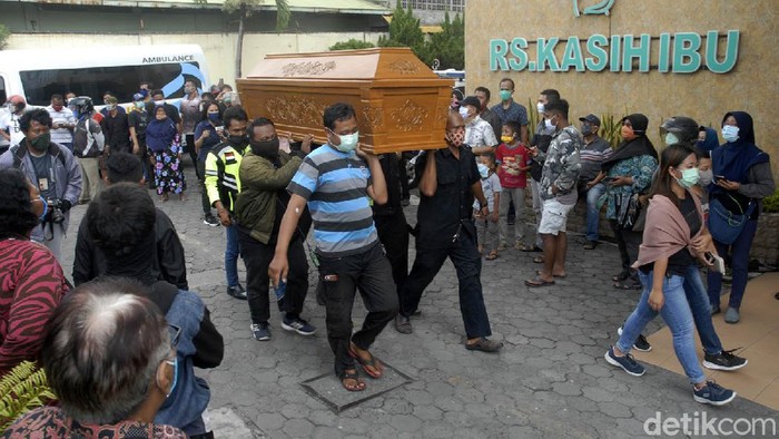 Melihat Lagi Suasana RS Kasih Ibu Tempat Didi Kempot Meninggal Penyanyi campursari Didi Kempot meninggal dunia di RS Kasih Ibu, Solo. Rumah sakit dipadati warga sebelum jenazah diberangkatkan ke Ngawi untuk dimakamkan.