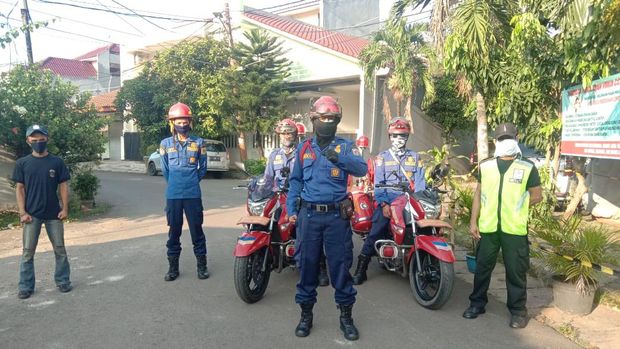 Petugas Dinas Penanggualangan Kebakaran dan Penyelamatan DKI Jakarta bertugas untuk patroli.