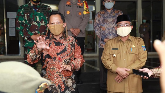 Mendagri Tito Karnavian (kanan) bersama Wali Kota Depok  Mohammad Idris (kiri).