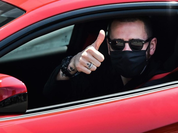 Juventus' Italian defender Leonardo Bonucci, wearing a face mask, gestures as he arrives in his car at the Juventus' Continassa training ground in Turin on May 5, 2020, during the country's lockdown aimed at curbing the spread of the COVID-19 infection, caused by the novel coronavirus. - Juventus has recalled its 10 overseas players as Serie A clubs were given the green light to return to individual training on May 4, 2020. Players returning from abroad are to follow a health protocol and then begin training at Continassa. (Photo by Marco BERTORELLO / AFP)