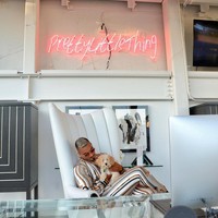 Umar Kamani yang dulu tinggal dengan 18 anggota keluarga dalam satu rumah kini tampak menikmati hidup dengan nyaman. Di Instagram, Umar terlihat sering bepergian keliling dunia, berpesta dengan seleb Hollywood, hingga bermesraan dengan pacarnya yang cantik.Foto: Instagram @umarkamani