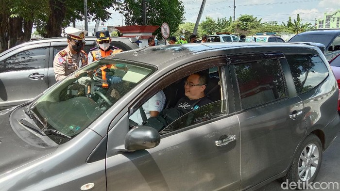 Polisi dan Dishub Kabupaten Kudus saat melakukan pemeriksaan pemudik yang melintas di Kudus