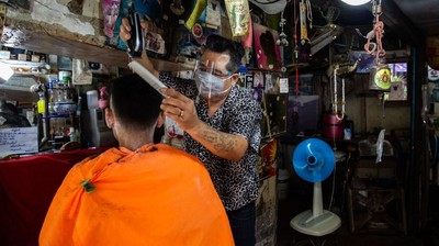 Berkah Tukang Cukur di Sejumlah Negara Usai Lockdown Dibuka