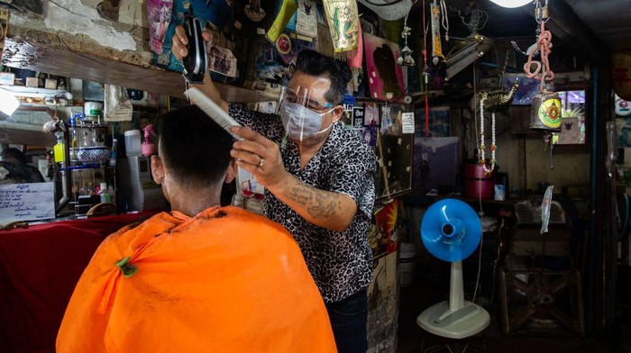 Berkah Tukang Cukur di Sejumlah Negara Usai Lockdown Dibuka - Foto 2