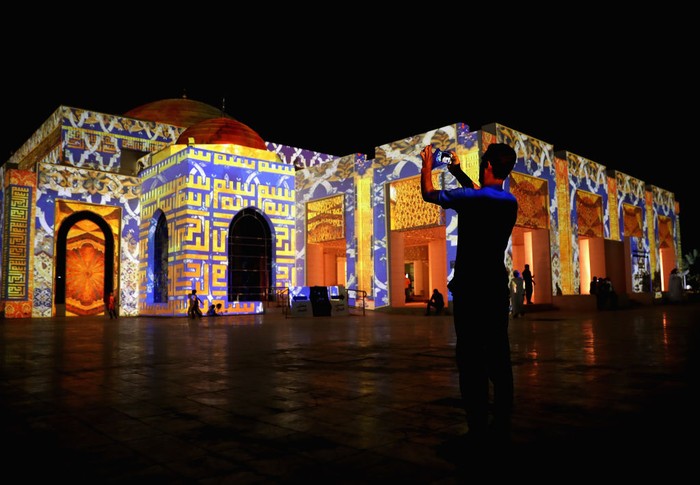 Para pengunjung menikmati ilusi cahaya di Masjid Aminah, Kota Ajman, Uni Emirat Arab.