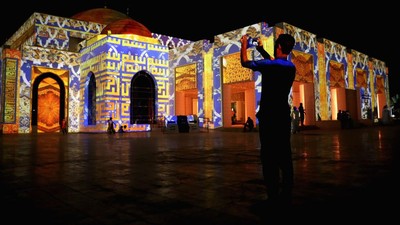 Terpukau Indahnya Ilusi Cahaya Masjid Aminah di UEA