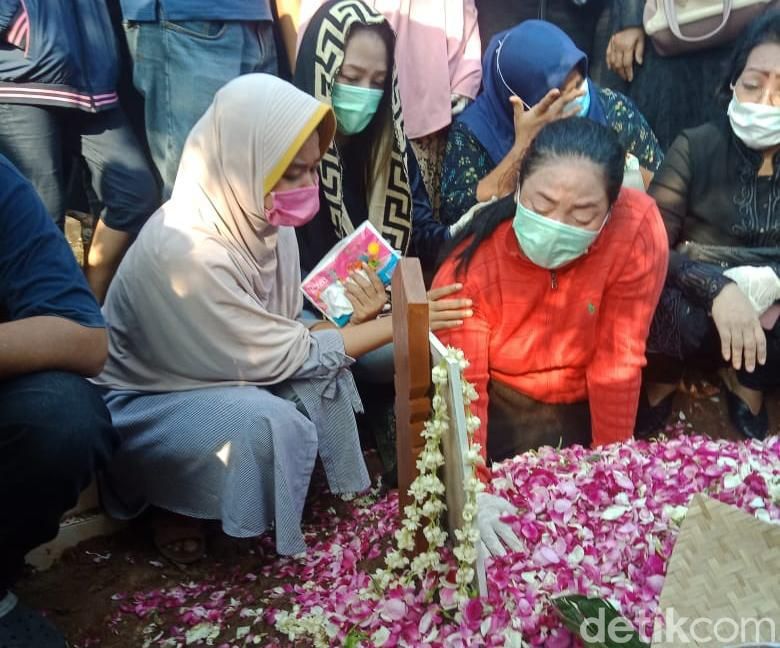 Yan Vellia bersimpuh di tempat peristirahatan Didi Kempot. Ia yang juga penyanyi campursari merupakan istri kedua dari The Godfather of Broken Heart.