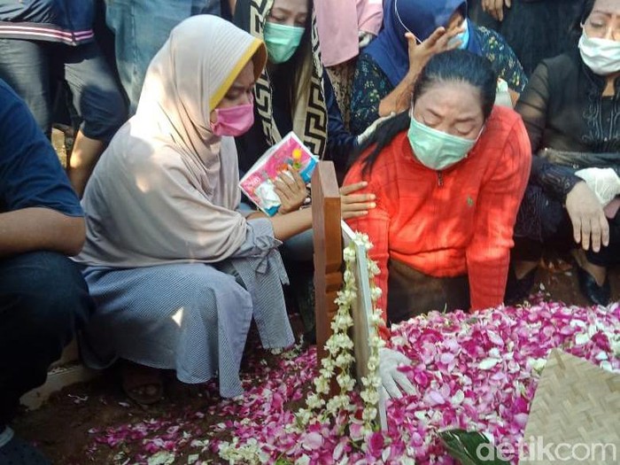 Yan Vellia bersimpuh di tempat peristirahatan  Didi Kempot. Ia yang juga penyanyi campursari merupakan istri kedua dari The Godfather of Broken Heart.