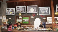Waroeng Kropoek yang merupakan Cafedangan atau Cafe Wedangan ini juga salah satu favorit dari Didi Kempot. Menyajikan menu makanan layaknya angkringan namaun konsepnya vintage dan Instagramable. Foto: Istimewa