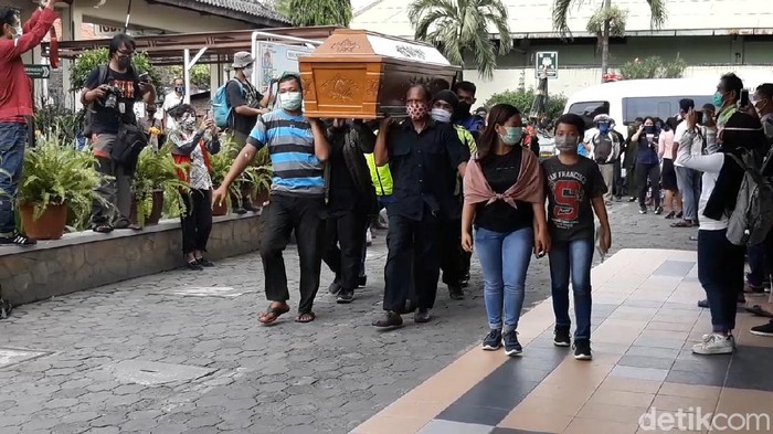 Keluarga menggotong peti jenazah untuk Didi Kempot di RS Kasih Ibu Solo, Selasa (5/5/2020).