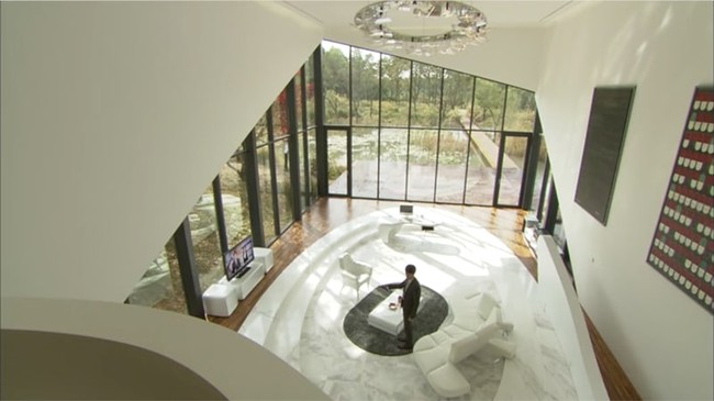 Dalam drakor Secret Garden, Hyun Bin digambarkan sebagai CEO department store yang menempati rumah bergaya futuristik yang mirip sebuah terrarium raksasa. Berada jauh di keramaian, rumah kaca ini terlihat misterius tapi juga sangat megah dan unik. Foto: Istimewa