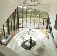 Dalam drakor Secret Garden, Hyun Bin digambarkan sebagai CEO department store yang menempati rumah bergaya futuristik yang mirip sebuah terrarium raksasa. Berada jauh di keramaian, rumah kaca ini terlihat misterius tapi juga sangat megah dan unik. Foto: Istimewa