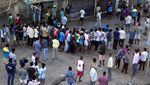 Polisi India Pukuli Warga yang Antre Beli Miras