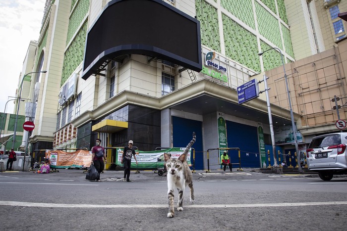 PENUTUPAN PASAR TANAH ABANG DIPERPANJANG Warga beraktivitas di kawasan Pasar Tanah Abang, Jakarta, Selasa (5/5/2020). Pemerintah Provinsi DKI Jakarta kembali memperpanjang penutupan sementara Pasar Tanah Abang hingga 22 Mei 2020 untuk mengurangi kerumunan orang di ruang publik guna mencegah penyebaran COVID-19. ANTARA FOTO/Dhemas Reviyanto/hp.