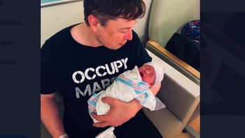 Namun demikian, masa-masa kelam itu telah berlalu. Ia sekarang sangat sukses memimpin SpaceX dan Tesla, kemudian juga baru dikaruniai anak lagi hasil hubungannya dengan penyanyi Grimes. Foto: Twitter