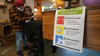 Jaga jarak juga diterapkan diterapkan di salah satu salon di Berlin, Jerman. Sean Gallup/Getty Images.