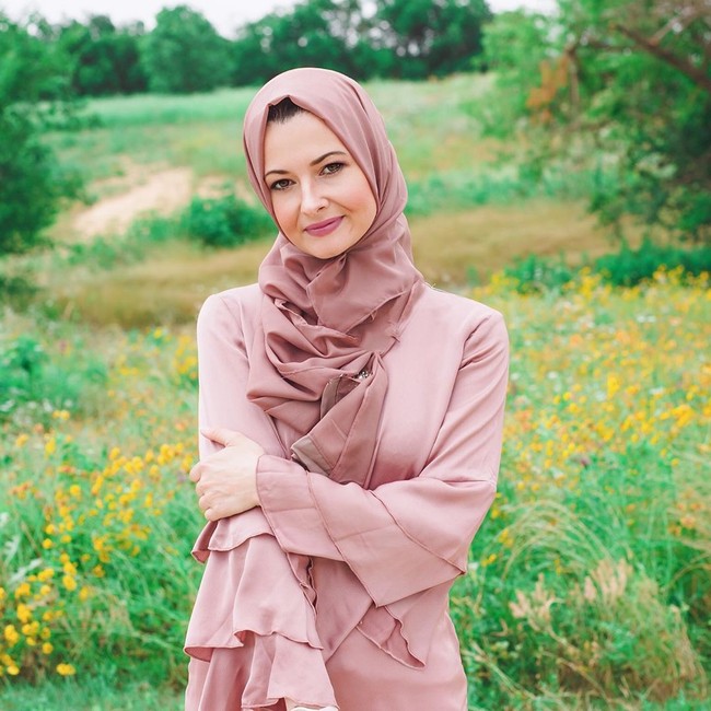 Sepanjang karirenya, Nicole menjadi peminum alkohol dan penyuka pesta. Kariernya pun melesat. Memiliki wajah cantik sekaligus keahlian memotret membuatnya mendapatkan banyak klien. Bahkan, ia pernah menjadi fotografer private party sejumlah artis Hollywood seperti Justin Timberlake dan Kate Hudson. Foto: instagram @raisinglilmuslims