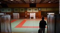 Di selatan Tokyo, di Kota Yokohama, pemerintah mengubah aula seni bela diri menjadi tempat perlindungan bagi para tunawisma. Ada bilik-bilik kecil yang dilengkapi tirai dan jaraknya cukup jauh antar biliknya (Foto: CNN)