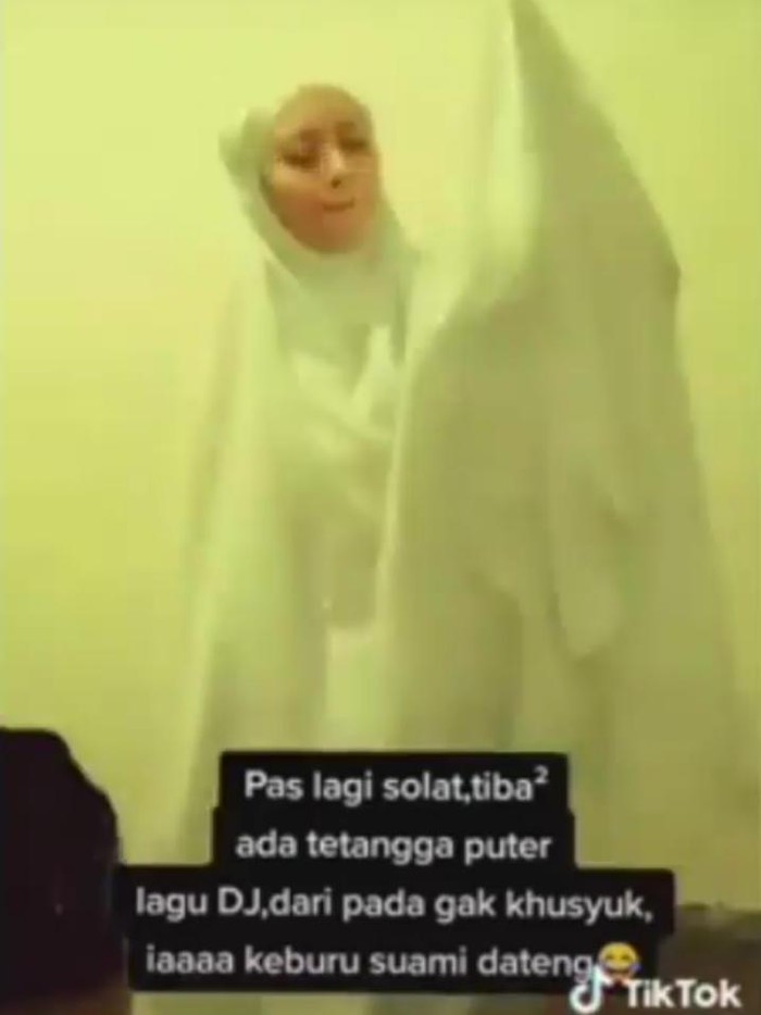 Viral perempuan di NTB salat sambil joget (Screenshot video viral)