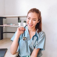 Perawat cantik bernama Miki Rai ini mendadak menjadi viral setelah sering mengunggah video-video di TikTok. Video tersebut memperlihatkan Miki sedang menari sambil berbagai informasi mengenai COVID-19. Foto: Instagram @mikirai