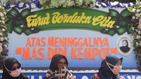 Sejumlah karangan bunga juga mejeng di halaman rumah. 