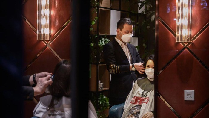 Sejumlah negara telah melonggarkan dan membuka lockdown. Salon hingga barber shop buka kembali dengan tetap menerapkan pemakaian masker dan jaga jarak.