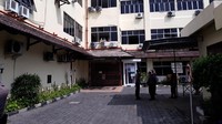 Polisi berjaga di kompleks RS Kasih Ibu Solo, terutama di bagian pintu belakang yang ditutup. Bayu Ardi Isnanto/detikcom.