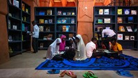 Keberadaan perpustakaan di area Masjid Dandaji pun diharapkan dapat menjadi sarana bagi warga sekitar masjid untuk terus menggali ilmu. Istimewa/Dok. James Wang via Archdaily.