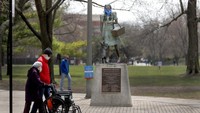 Patung Doroty dan anjingnya Toto menggunakan masker bandana di Oz Park, Chicago, AS (22/4/2020). AP Photo/Charles Rex Arbogast.