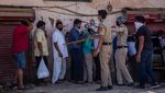 Polisi India Pukuli Warga yang Antre Beli Miras