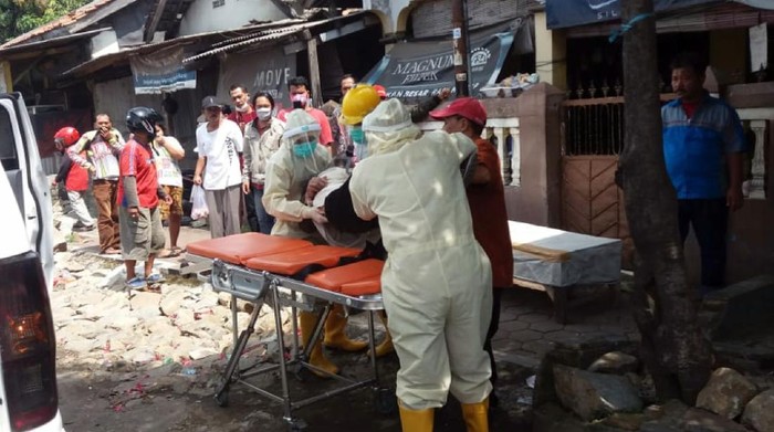 Tim Medis COVID-19 Boyong Pria di Sukabumi