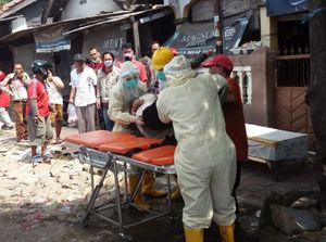 Tim COVID-19 Boyong Pria Tergeletak di Terminal Palabuhanratu