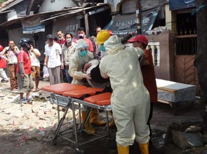Tim COVID-19 Boyong Pria Tergeletak di Terminal Palabuhanratu