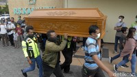 Penyanyi campursari Didi Kempot meninggal dunia di RS Kasih Ibu Solo, Selasa(5/5) pukul 7.30 WIB. Saat ini jenazah telah dimakamkan di Ngawi, Jawa Timur.