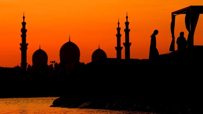 Masjid Agung Shiekh Zayed yang berada di Abu Dhabi, UEA tampak indah saat senja. Masjid ini merupakan masjid terbesar ketiga yang memilimi 88 kubah.