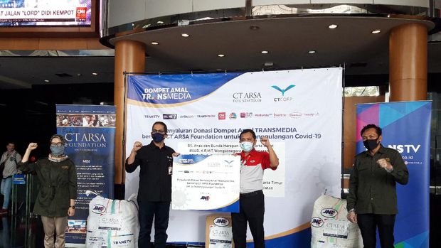 Transmedia dan CT Arsa Serahkan Bantuan 1.560 APD Kerjasama JNE