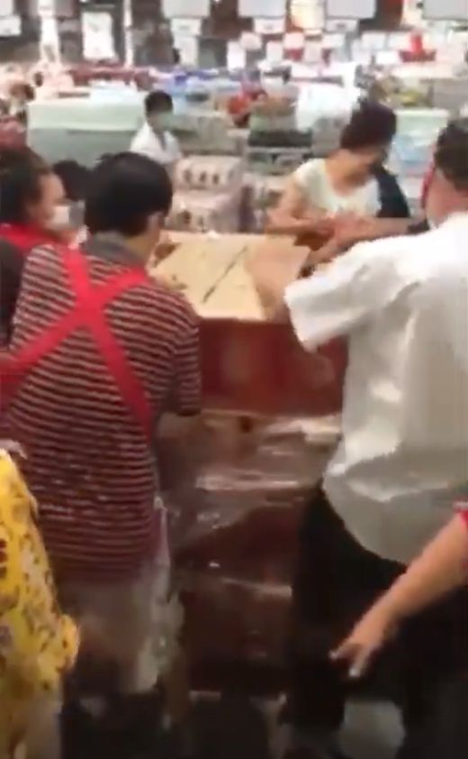 Warga Thailand serbu stok bir