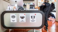 Sejumlah peraturan untuk mengantisipasi penyebaran virus Corona terpampang di sebuah salon di Berlin, Jerman. Pihak salon mewajibkan memakai masker dan melarang berjabat tangan. Selain itu pihak salon juga tidak melayani perawatan wajah. Maja Hitij/Getty Images.