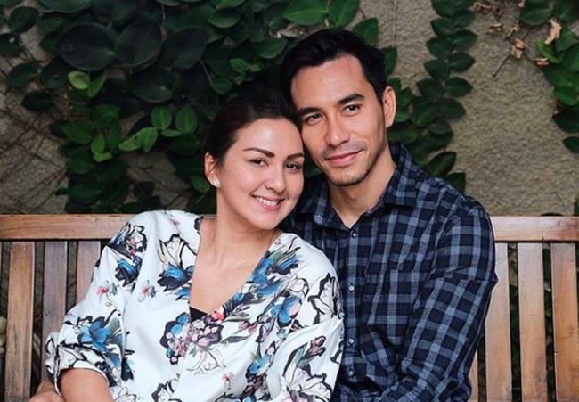 Hampir sama dengan Onci dan Endhita, Darius Sinathrya dan Donna Agnesia juga terpaut usia 7 tahun. Donna lahir pada 8 Januari 1979 sedangkan Darius pada 21 Mei 1985. Walau memiliki perbedaan usia yang cukup jauh namun hubungan pernikahan keduanya hingga saat ini masih tetap langgeng dan harmonis. Foto: Instagram @dagnesia